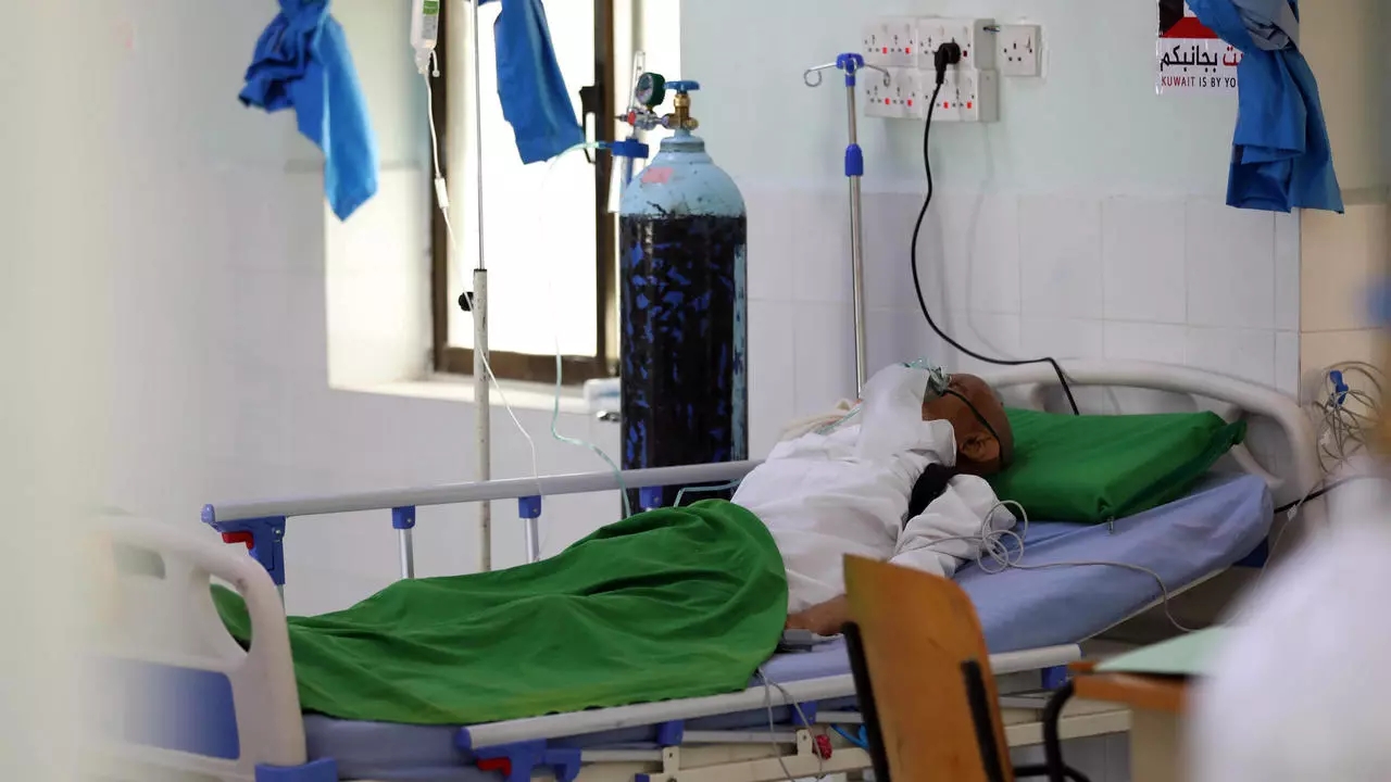 يمني يتلقى العلاج في مستشفى لمرضى كورونا في تعز في اليمن في 30 مارس 2021 