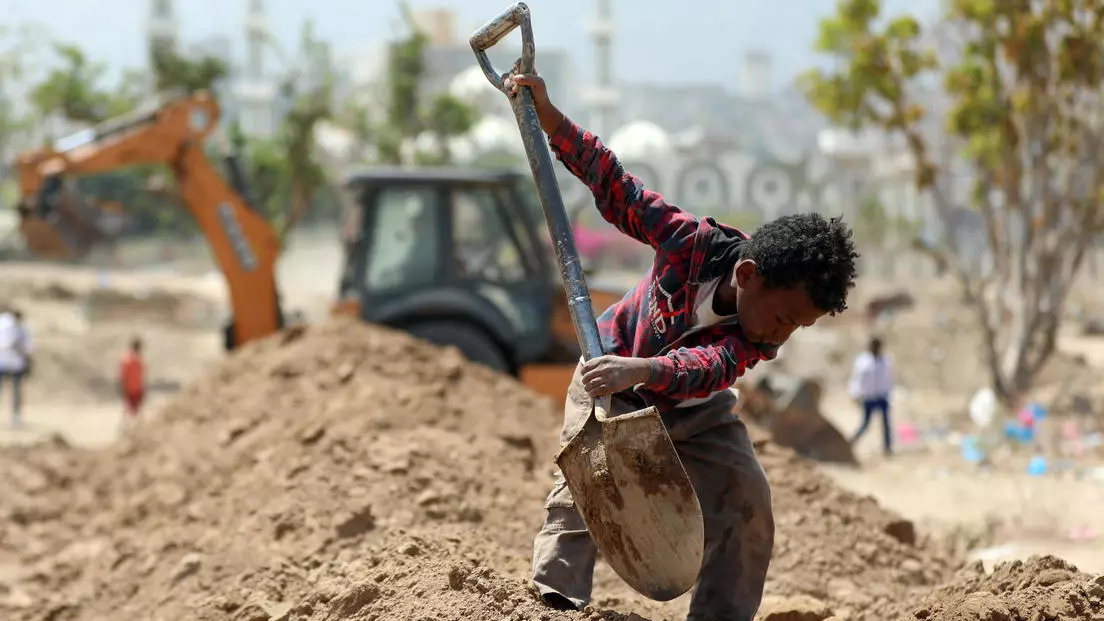طفل يعمل على حفر قبر في تعز في جنوب شرق اليمن في 3 ابريل