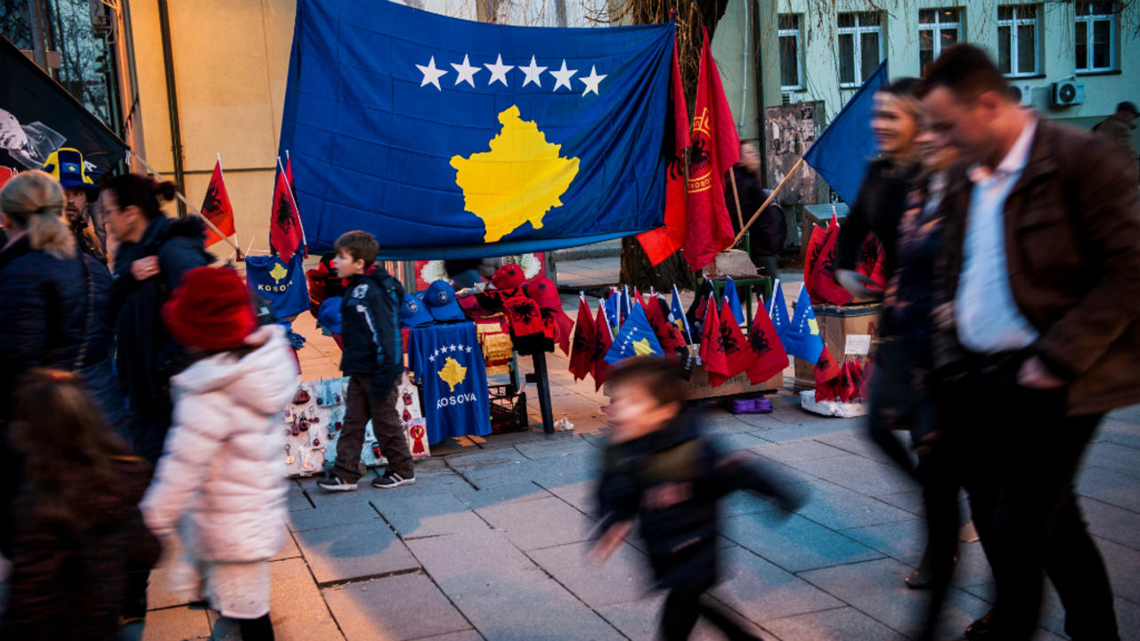 عام 2008، أعلنت كوسوفو الاقليم الصربي السابق ذو الغالبية الألبانية المسلمة استقلالها الذي لا تعترف به حتى اليوم لا روسيا ولا صربيا