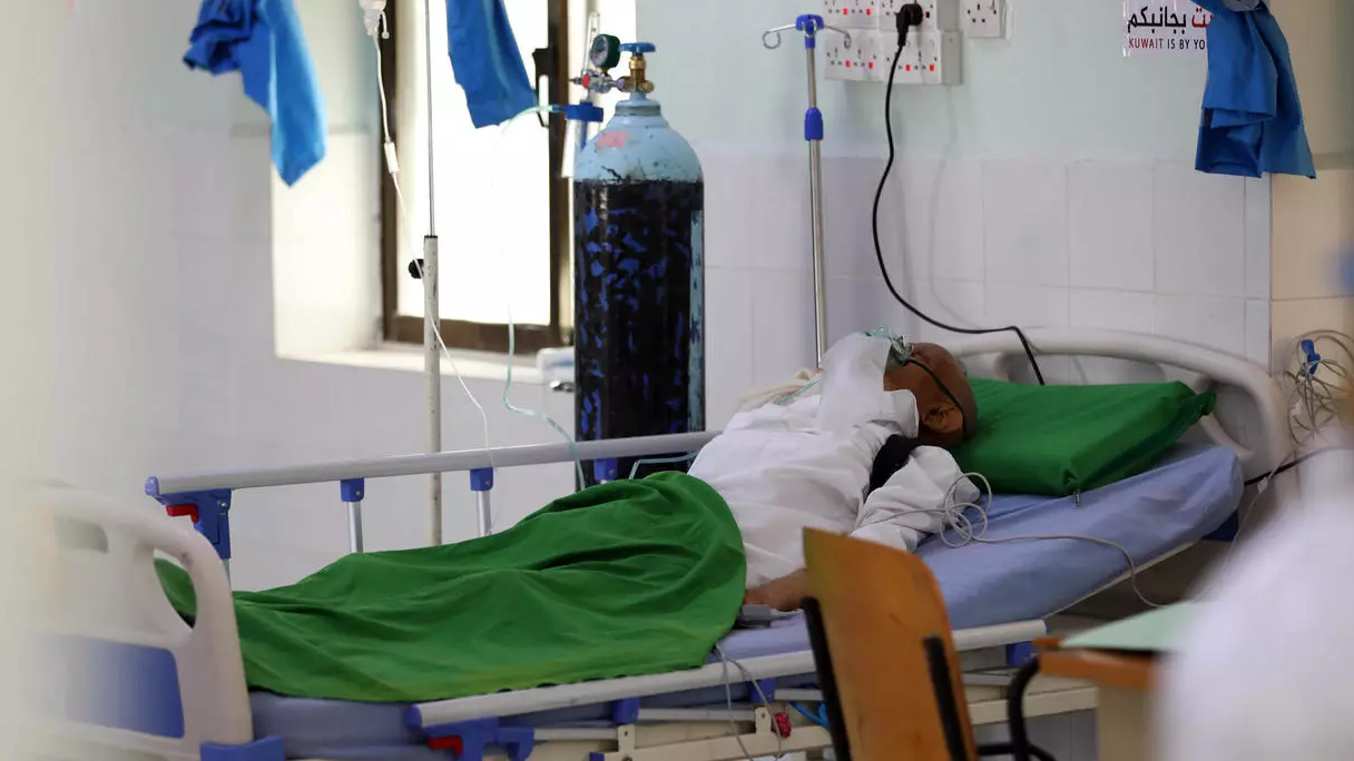 يمني يتلقى العلاج في مستشفى لمرضى كورونا في تعز