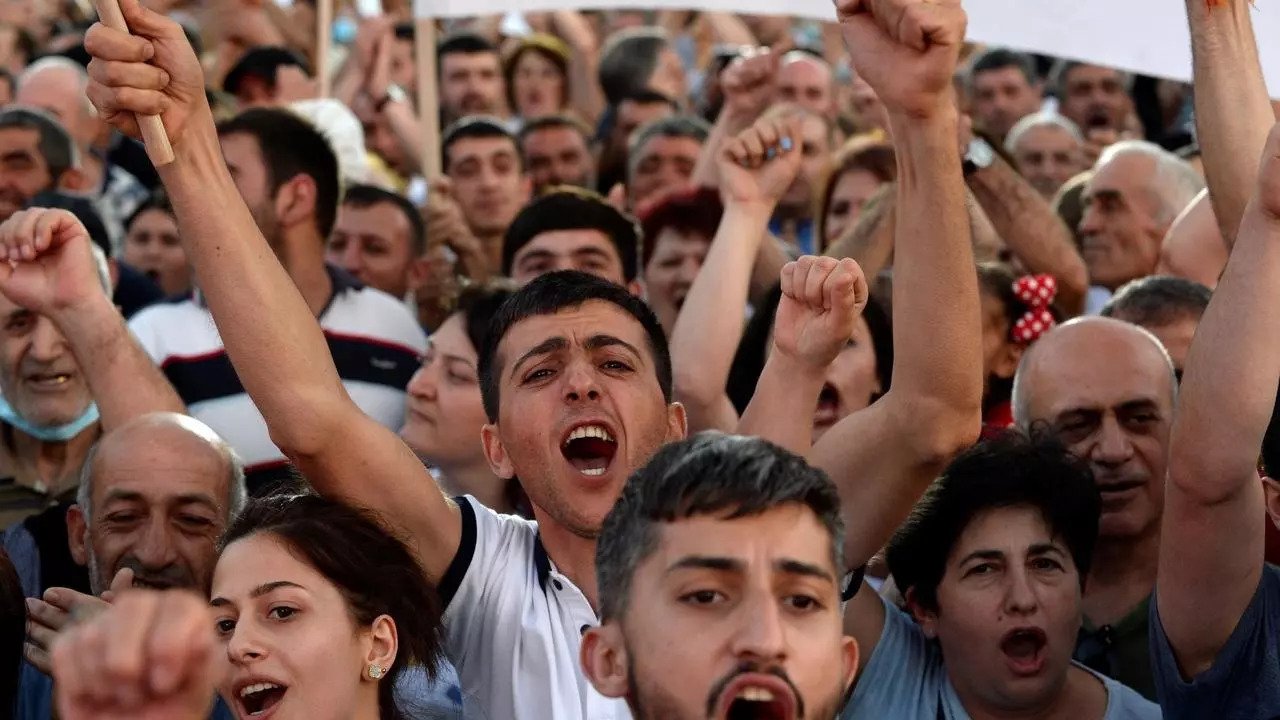 أرمن معارضون يحتجون على خلفية الهزيمة العسكرية الأخيرة مع أذربيجان