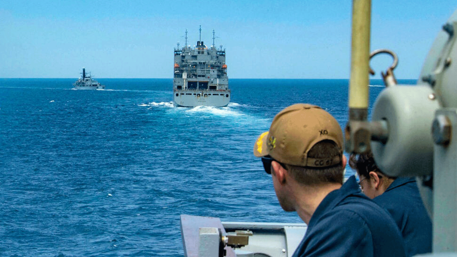  البحرية الأميركية تراقب السفن عبر المناطق المعادية في منطقة الخليج