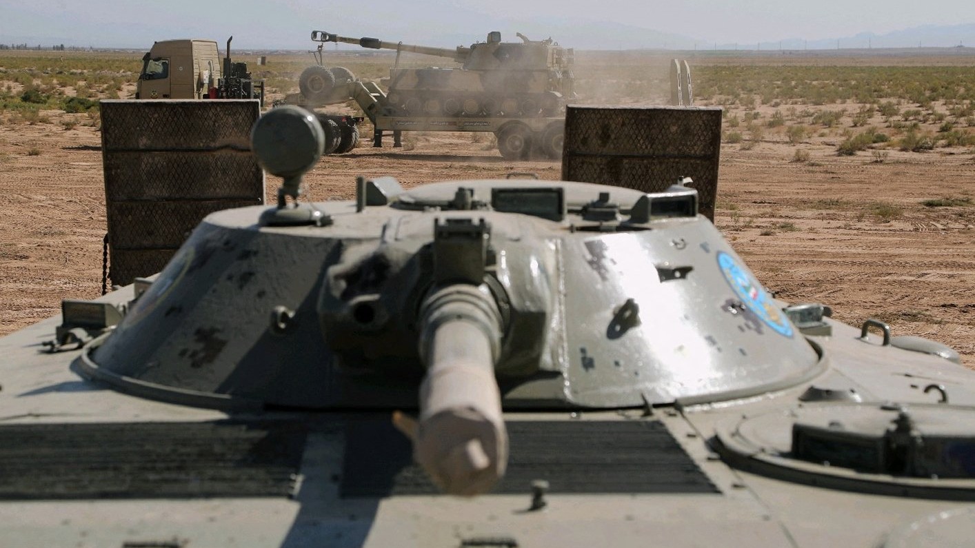 دبابات إيرانية خلال مناورة عسكرية في شمال غرب البلاد قرب الحدود الإيرانية - الأذرية في 1 أكتوبر 2021