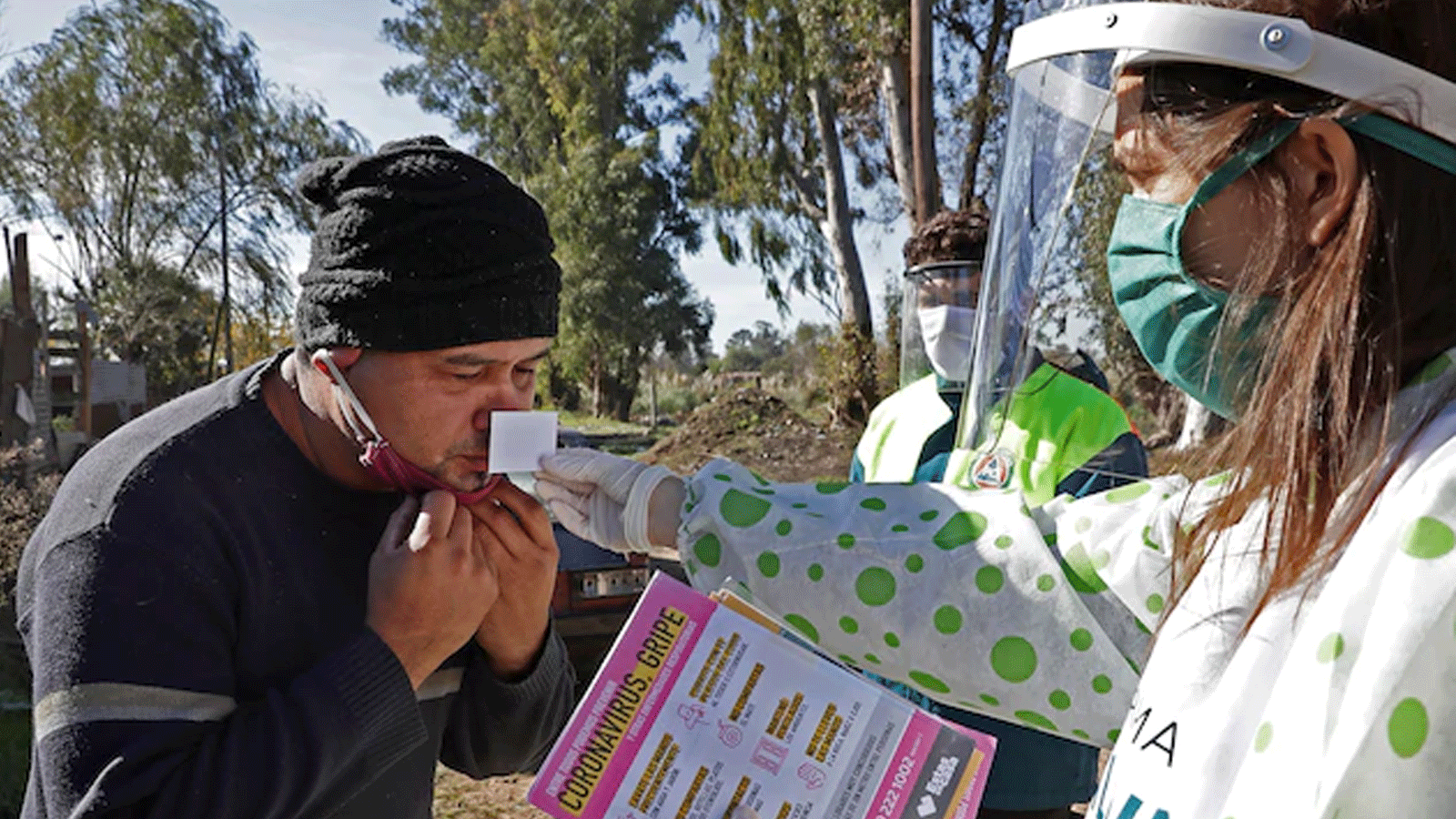 عمال صحة يجرون اختباراً لحاسة الشم على أحد السكان في حي ألتوس دي سان لورينزو بالقرب من مدينة لا بلاتا، الأرجنتين، بهدف رصد فقدانها عند مرضى كوفيد-19.24 أيار/مايو 2020.