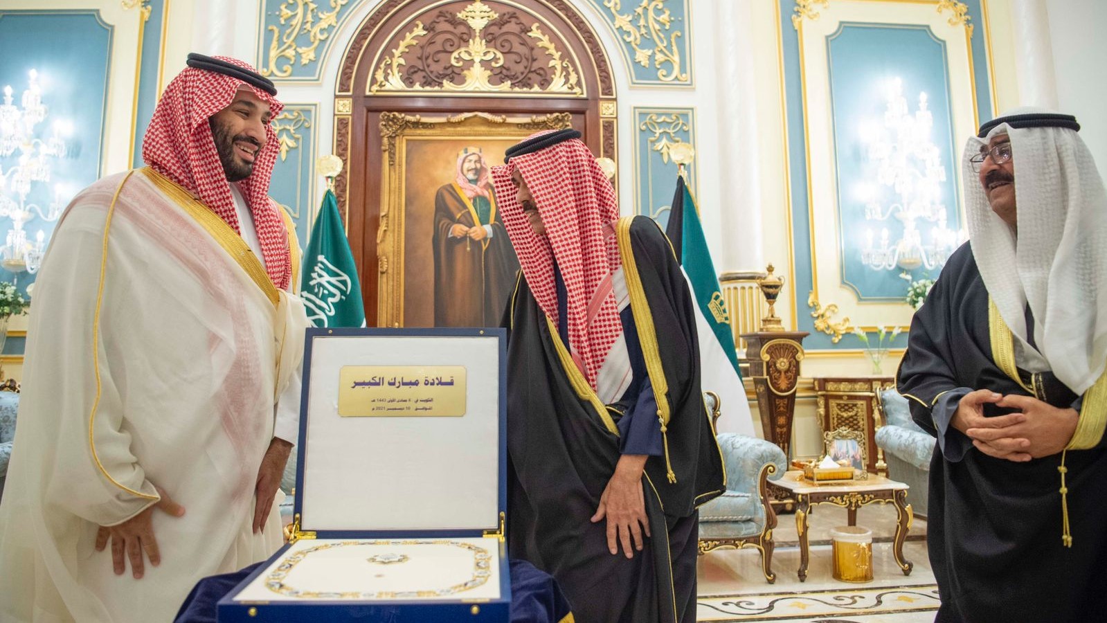 السعودية نيوز |  أمير الكويت يقدم قلادة مبارك الكبير للأمير محمد بن سلمان 