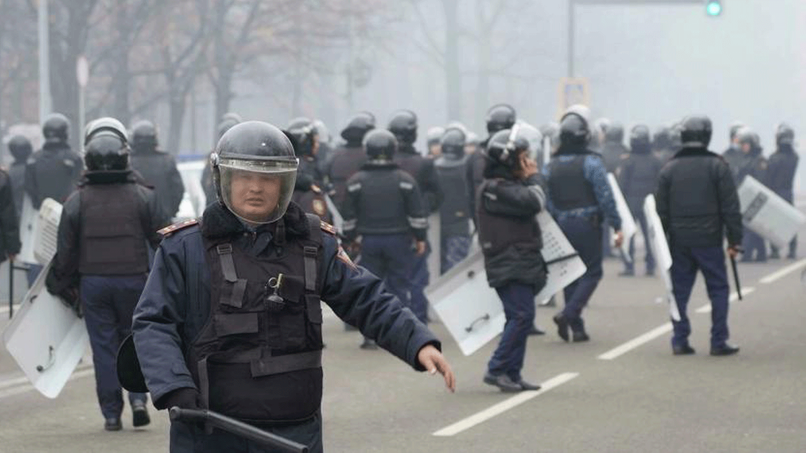 الشرطة تُطلِق قنابل الصوت والغاز المسيل للدموع على حشد من عدة آلاف من المتظاهرين في ألماتي