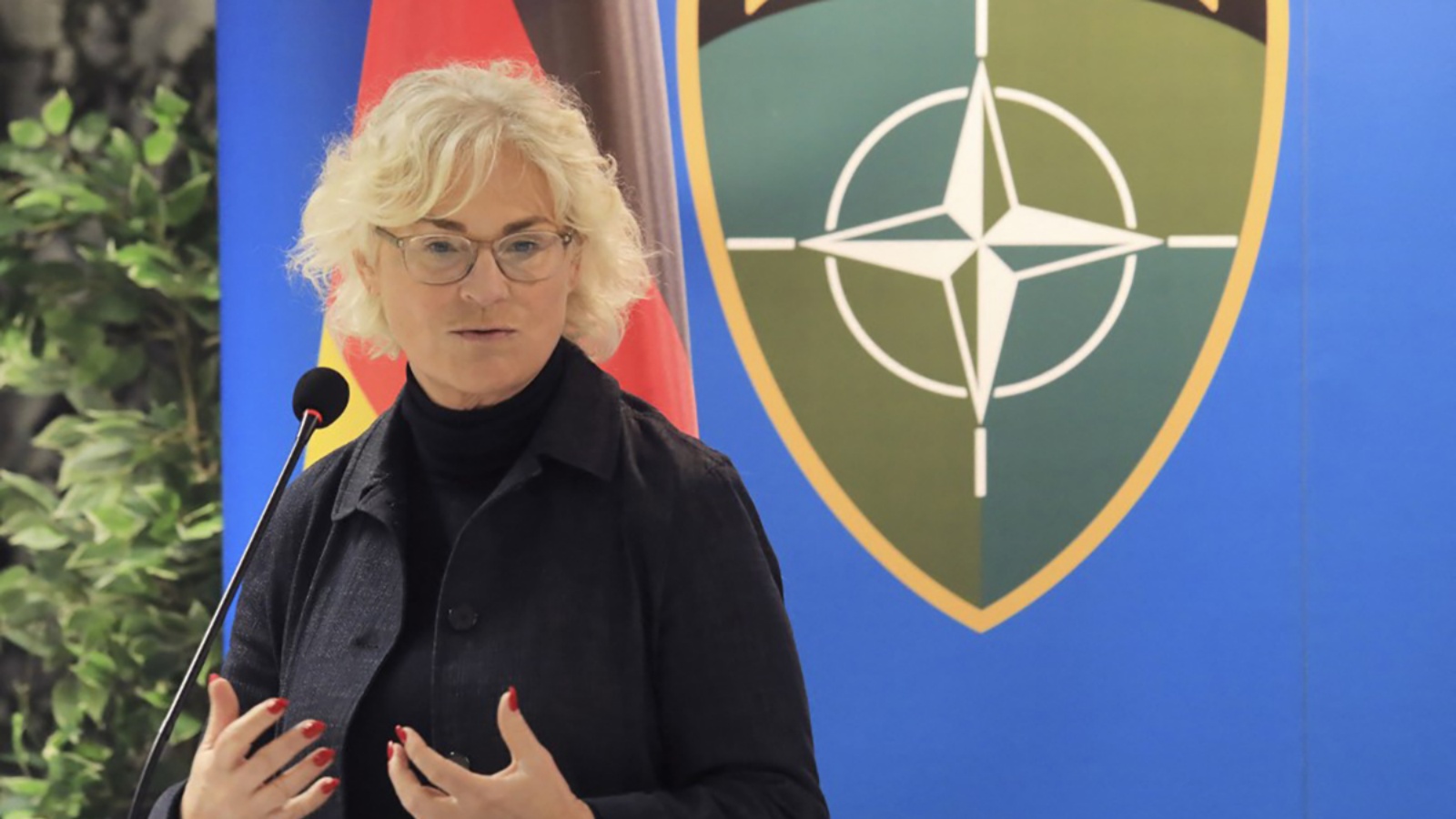 وزيرة الدفاع الألمانية كريستين لامبرخت خلال مؤتمر صحفي في قاعدة روكلا في ليتوانيا في 19 ديسمبر