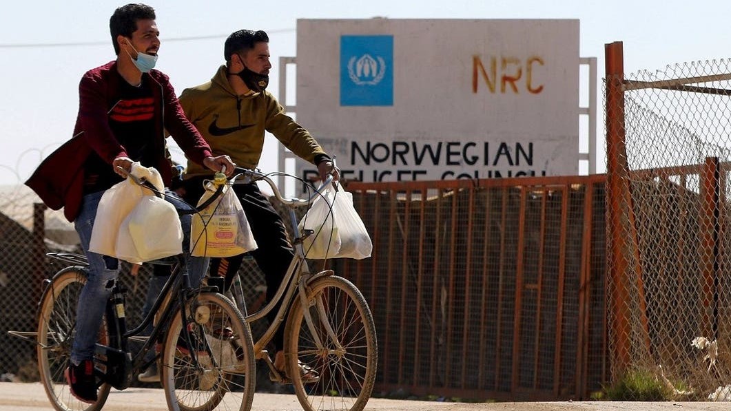 لاجئان سوريان يركبان دراجتيهما في مخيم الزعتري للاجئين على بعد 80 كيلومترًا شمال العاصمة الأردنية عمان في 15 فبراير 2021