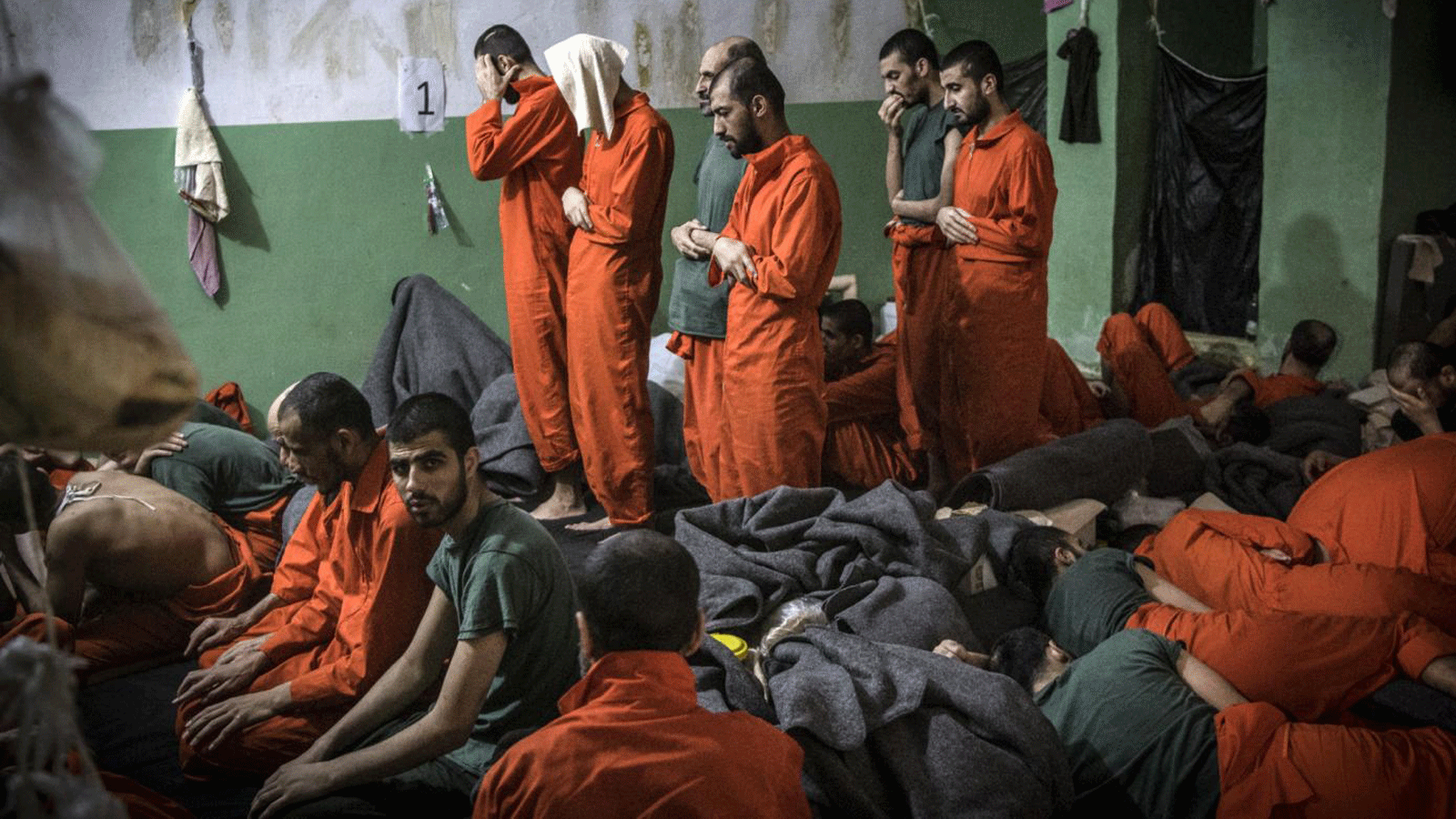  رجال يشتبه في انتمائهم لتنظيم الدولة الإسلامية يصلون في زنزانة بسجن سيناء بحي الغويران في الحسكة في 26 أكتوبر/ تشرين الأول 2019