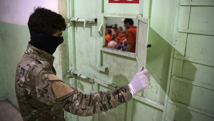 أحد عناصر قوات سوريا الديمقراطية يحرس سجنا يضم جهاديين في شمال شرق سوريا