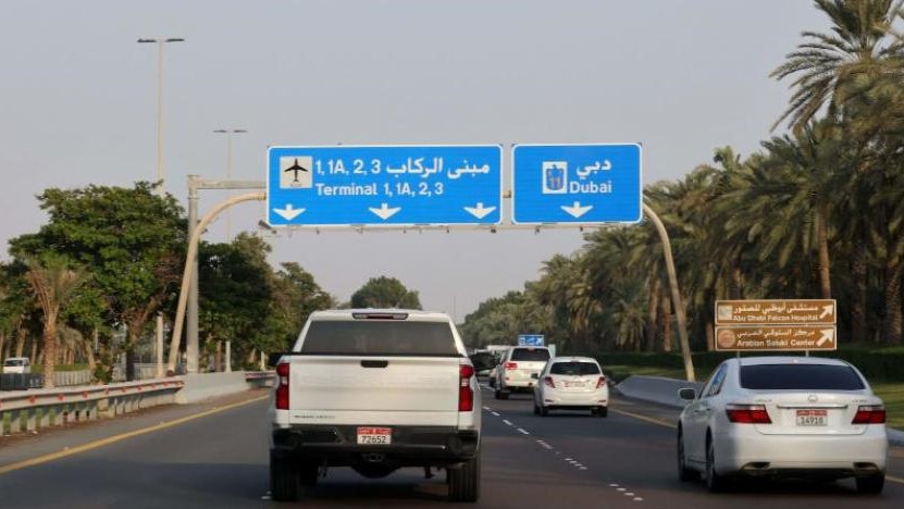 طريق يؤدي إلى مطار أبوظبي في العاصمة الإماراتية