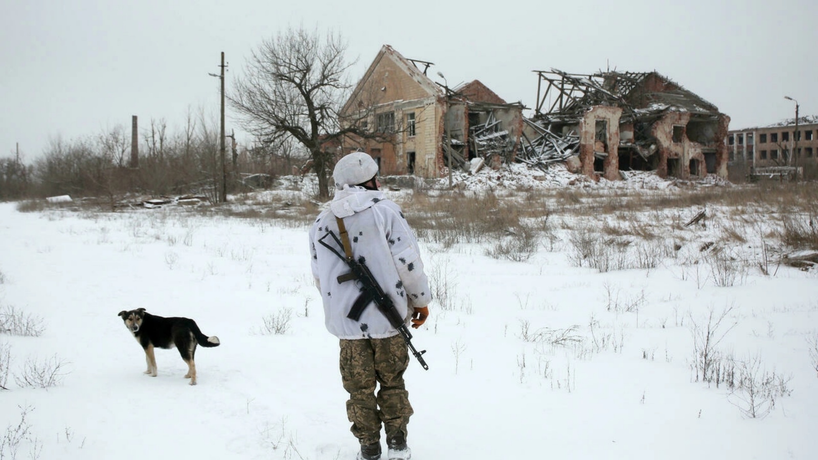 جندي أوكراني بالقرب من خط المواجهة مع الانفصاليين الموالين لروسيا بالقرب من قرية بيسكي في منطقة دونيتسك في 25 كانون الثاني/يناير 2022