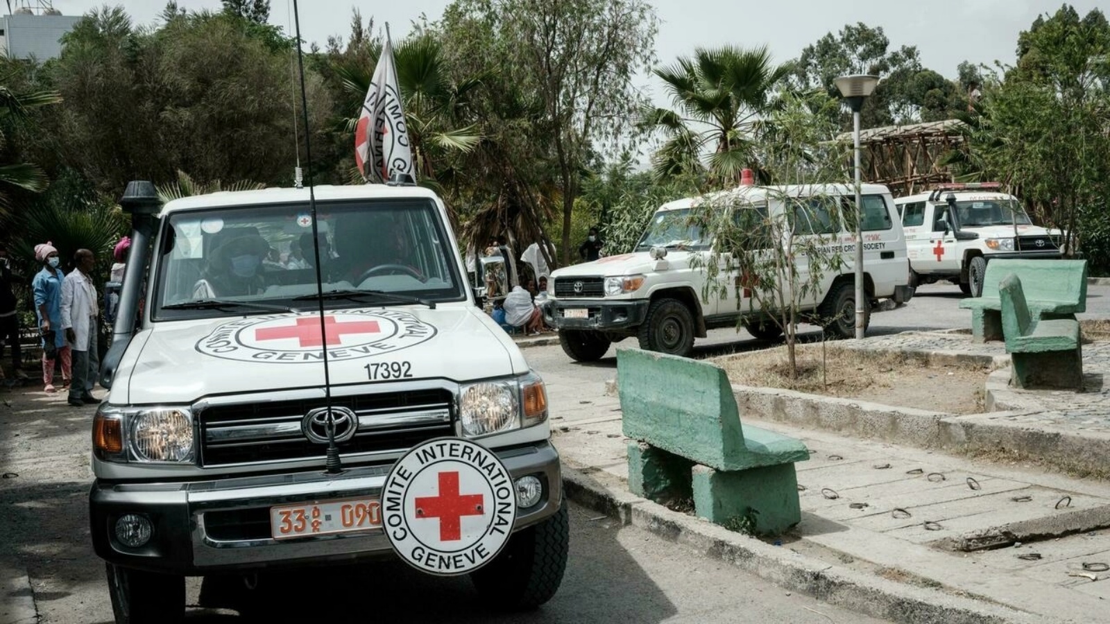 سيارات إسعاف تابعة للجنلة الدولية للصليب الأحمر في 24 يونيو 2021 في مستشفى ميكيلي الرئيسي عاصمة منطقة تيغراي في إثيوبيا