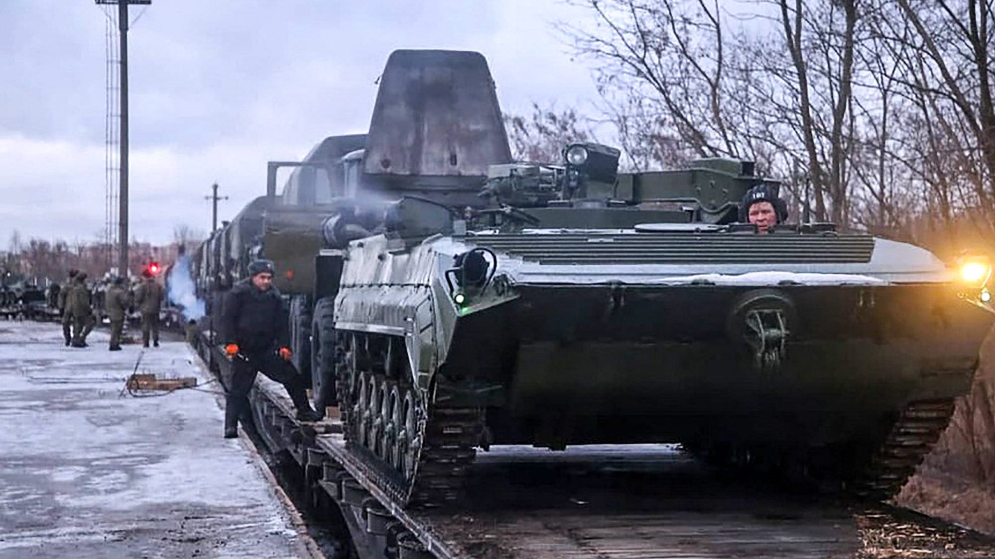 قطار ينقل آليات روسية إلى حدود أوكرانيا