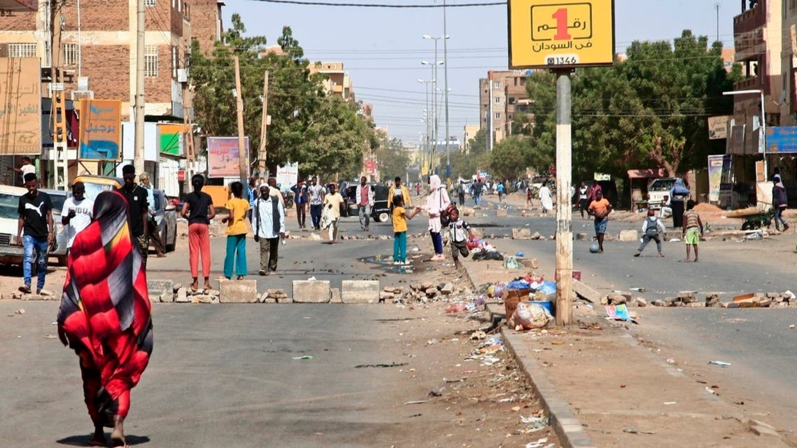 متظاهرون سودانيون يحاصرون شارع الصحافة خلال الاحتجاجات المستمرة ضد الانقلاب العسكري في العاصمة الخرطوم في 18 يناير 2022.
