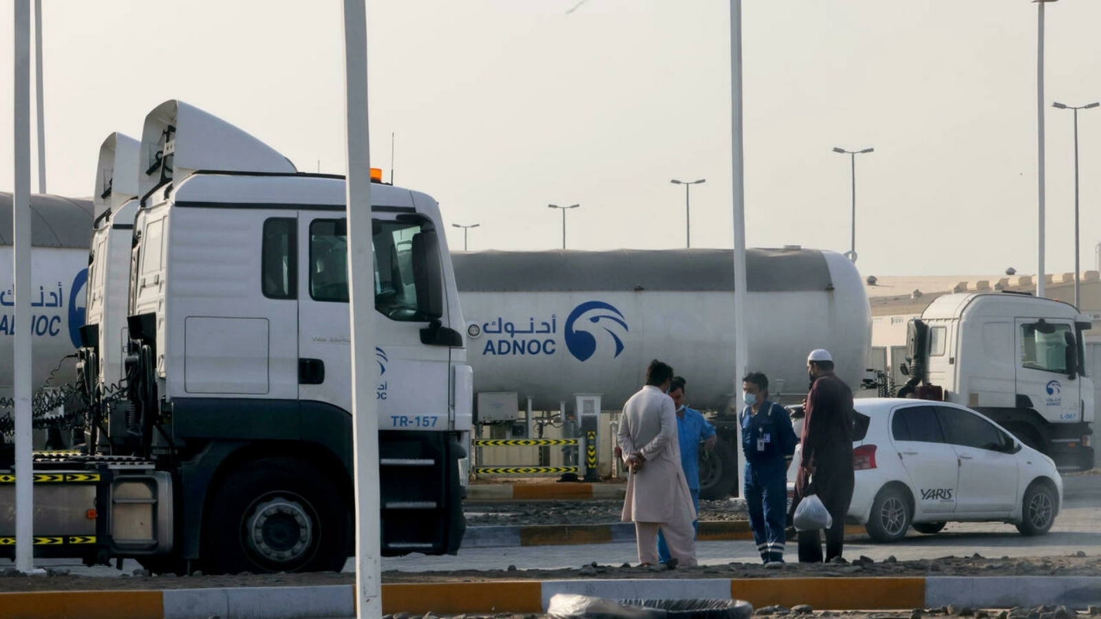 عمال قرب مخزن نفطي في ابوظبي في 17 كانون الثاني/يناير 2022
