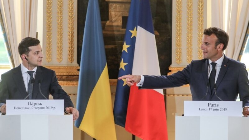 الرئيس الفرنسي إيمانويل ماكرون (إلى اليمين) والرئيس الأوكراني فولوديمير زيلينسكي (إلى اليسار) يلقي كلمة في مؤتمر صحفي عقب اجتماعهما في قصر الإليزيه الرئاسي في باريس في 17 يونيو 2019.