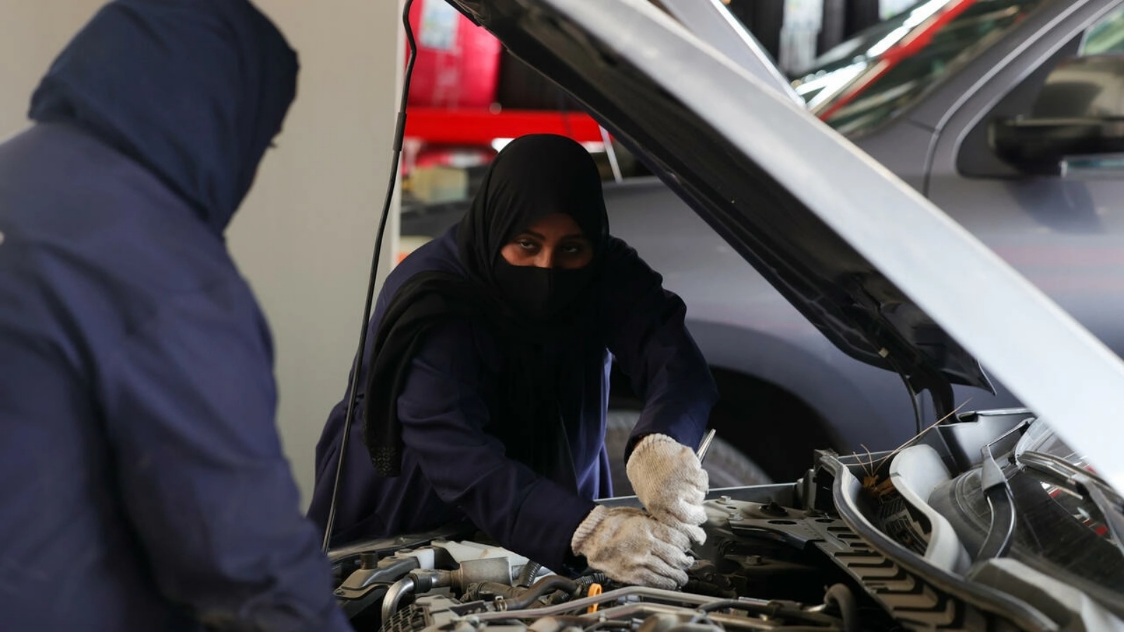 السعودية نيوز |  ميكانيكيات سعوديات يزاحمن الرجال في ورشة لإصلاح السيارات 