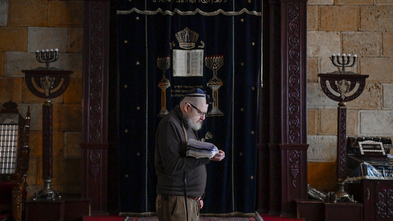 رجل يهودي يصلي في كنيس تشاباد في أوديسا في 9 مارس 2022