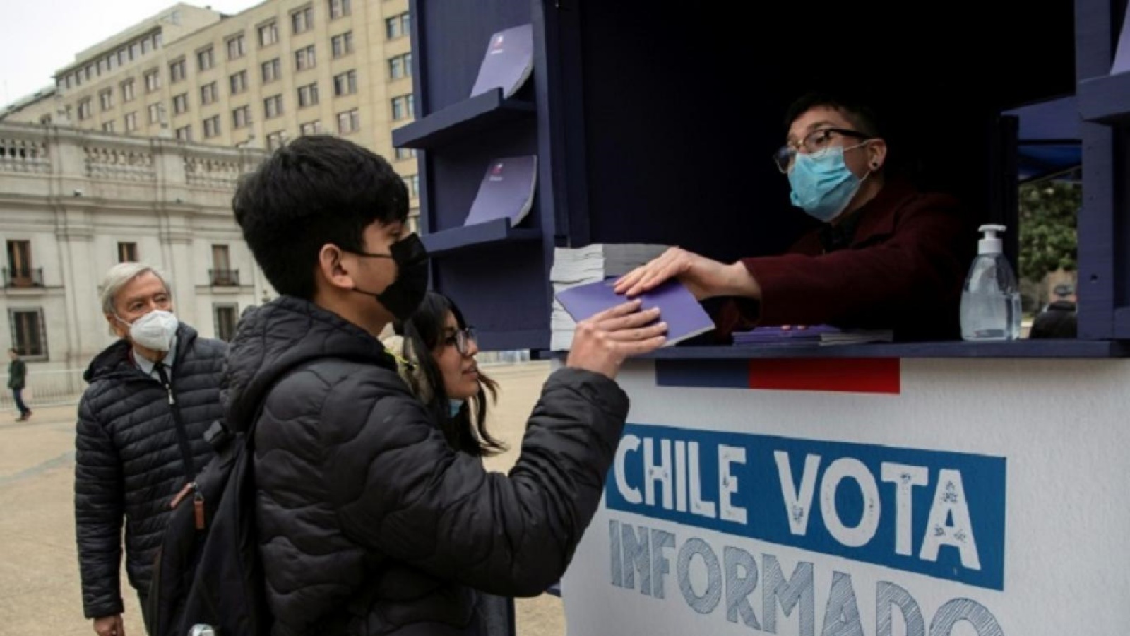 تشيلي يتلقى نسخة من مشروع الدستور الجديد في سانتياغو 