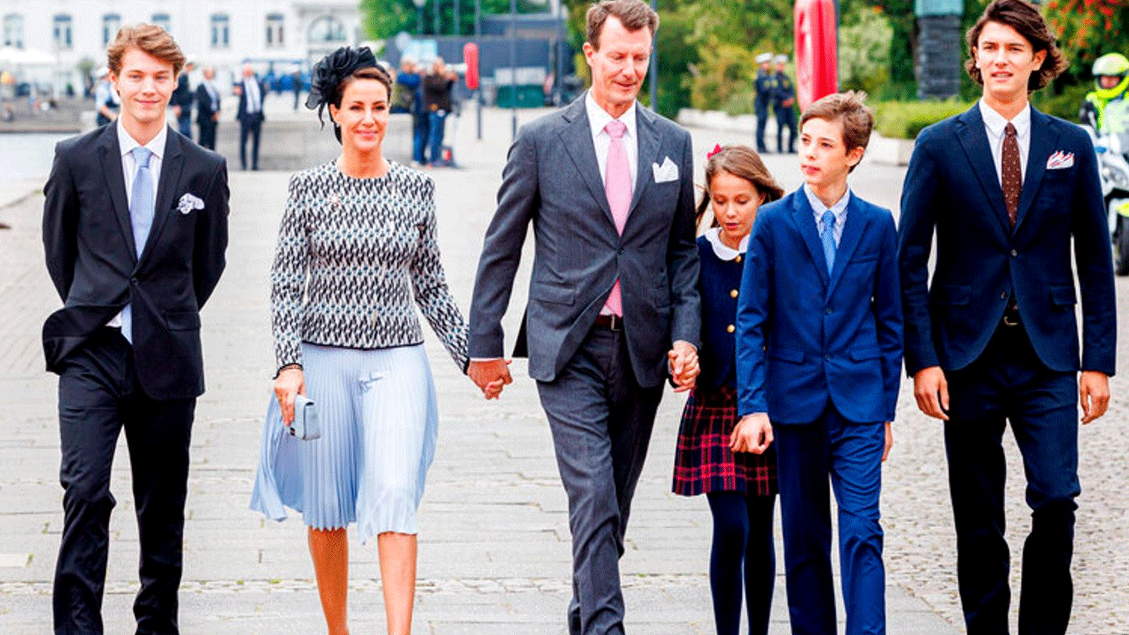 الأمير الدنماركي يواكيم وأبنائه الذين جُرّدوا من اللقب 
