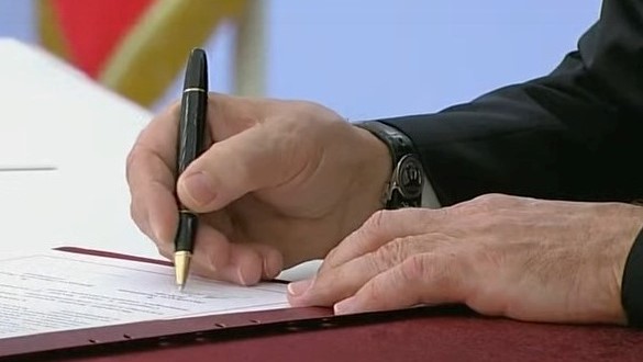 بوتين خلال توقيعه اتفقيات ضم الاقاليم الاوكرانية الأربعة 