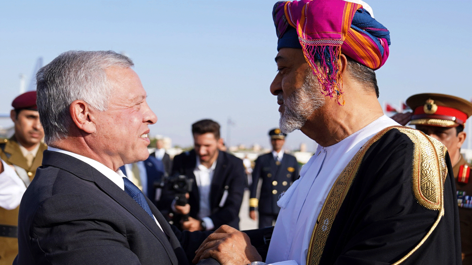 سلطان عُمان مستقبلاً العاهل الأردني في بدء زيارته الرسمية 