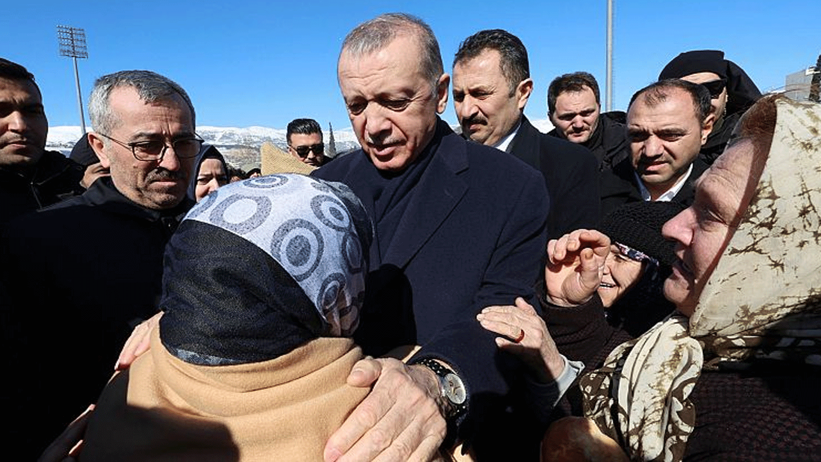 الرئيس التركي رجب طيب إردوغان يقوم بجولة في موقع المباني المدمرة خلال زيارته لمدينة كهرمان ماراس في جنوب شرق تركيا