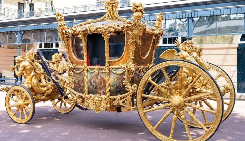 العربة الملكية المذهبة التي استخدمتها الملكة الراحلة بافتتاح البرلمان 2014 