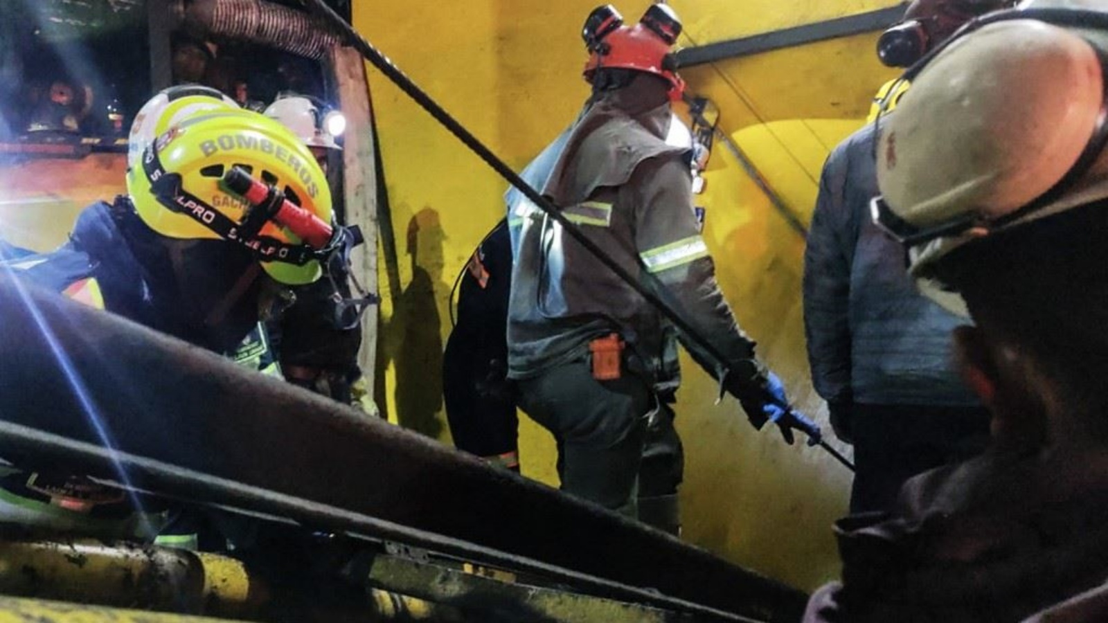 رجال إطفاء خلال إنقاذ عامل منجم بعد انفجار في منجم فحم في بلدية سوتاتوسا بمقاطعة كونديناماركا في كولومبيا 15 مارس 2023