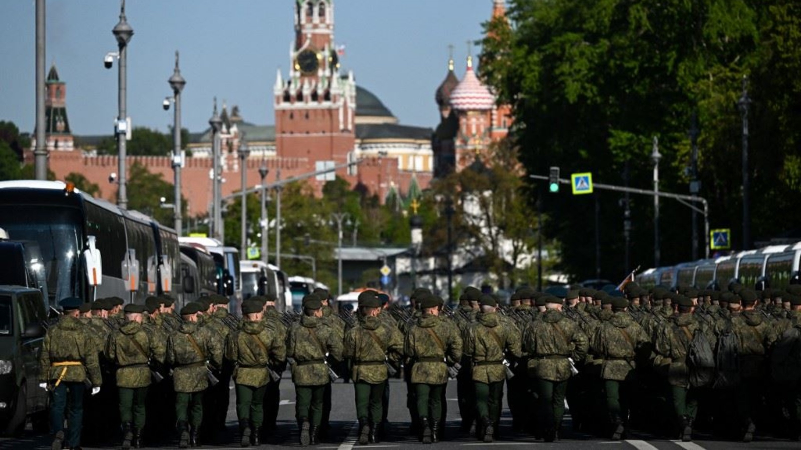 جنود روس يقفون بجانب برج سباسكايا في الكرملين وكاتدرائية القديس باسيل قبل تمرين عام للعرض العسكري في يوم النصر في وسط موسكو 7 مايو 2023