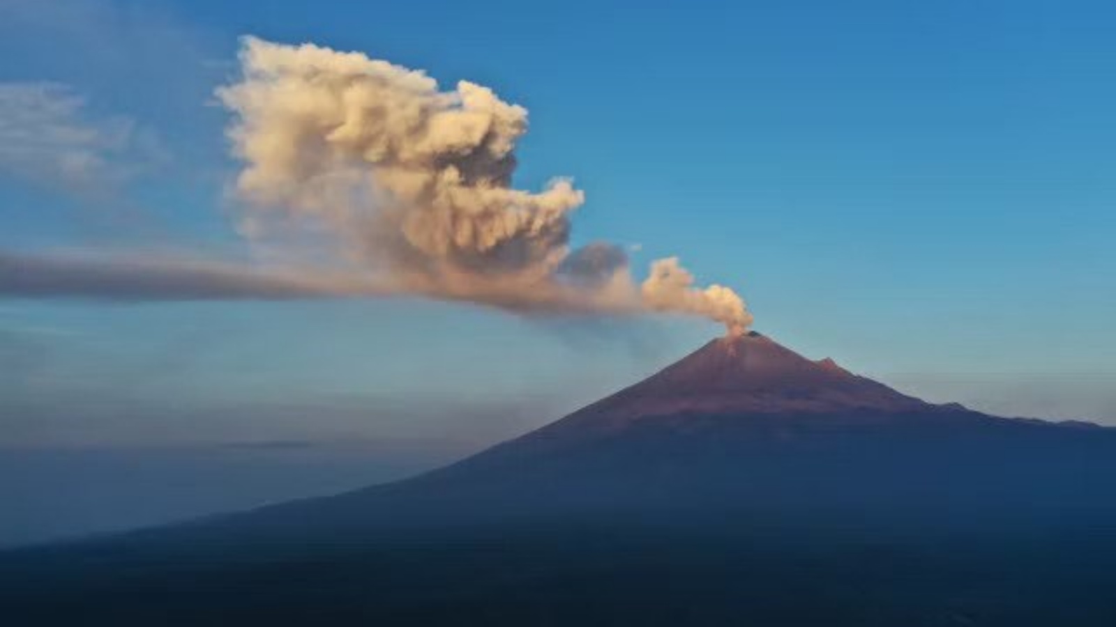 بركان بوبوكاتيبيتل ينفث الرماد والدخان كما شوهد من بويبال، ولاية بويبلا، المكسيك، في 18 مايو 2023