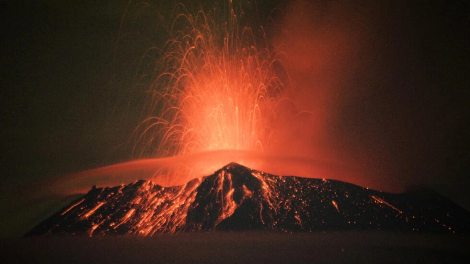 بركان بوبوكاتيبيتل الواقع وسط المكسيك يطلق الدخان والرماد في 20 مايو 2023 
