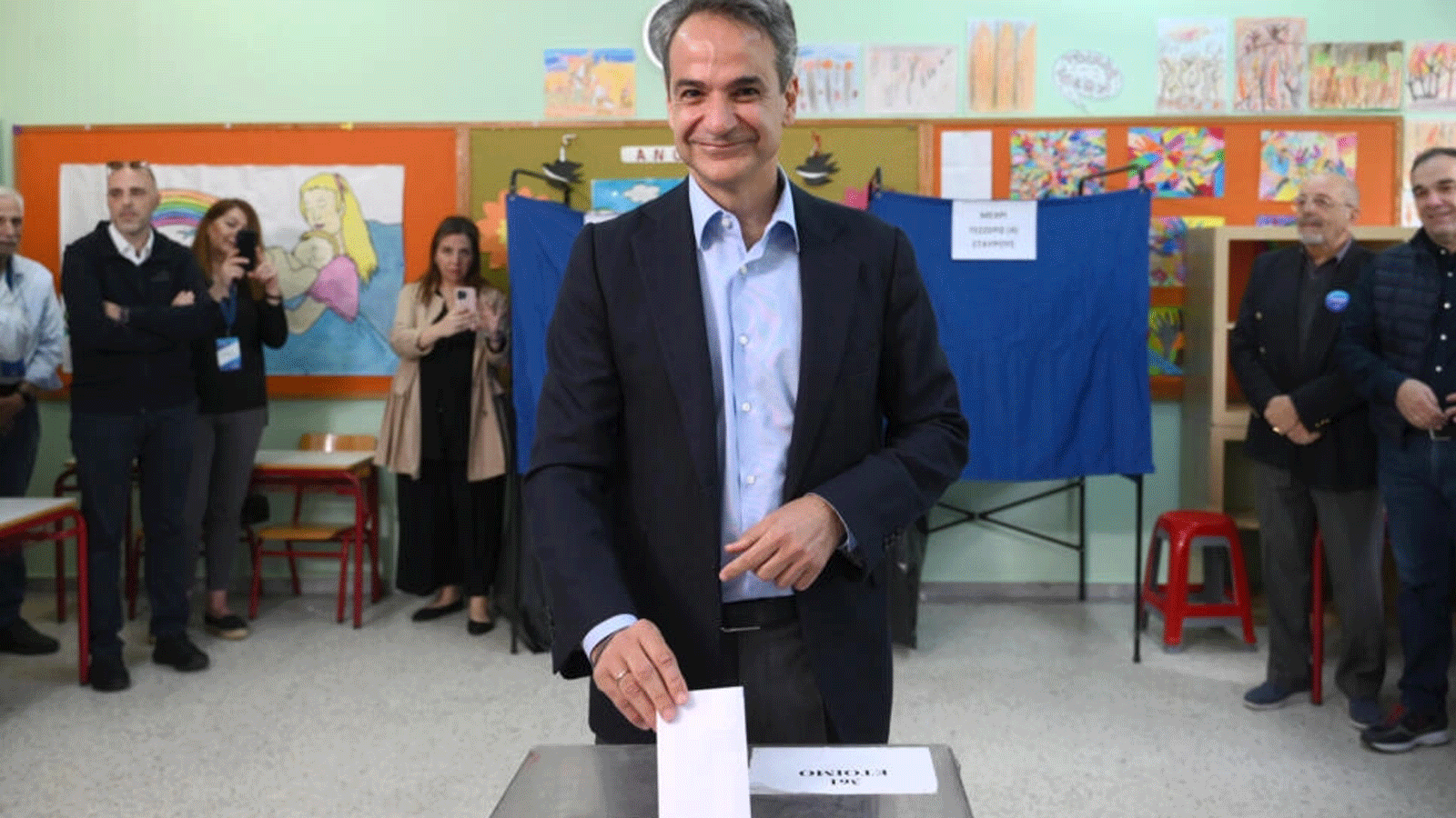 رئيس الوزراء اليوناني كيرياكوس ميتسوتاكيس يدلي بصوته في اثينا في 21 ايار/مايو 2023 