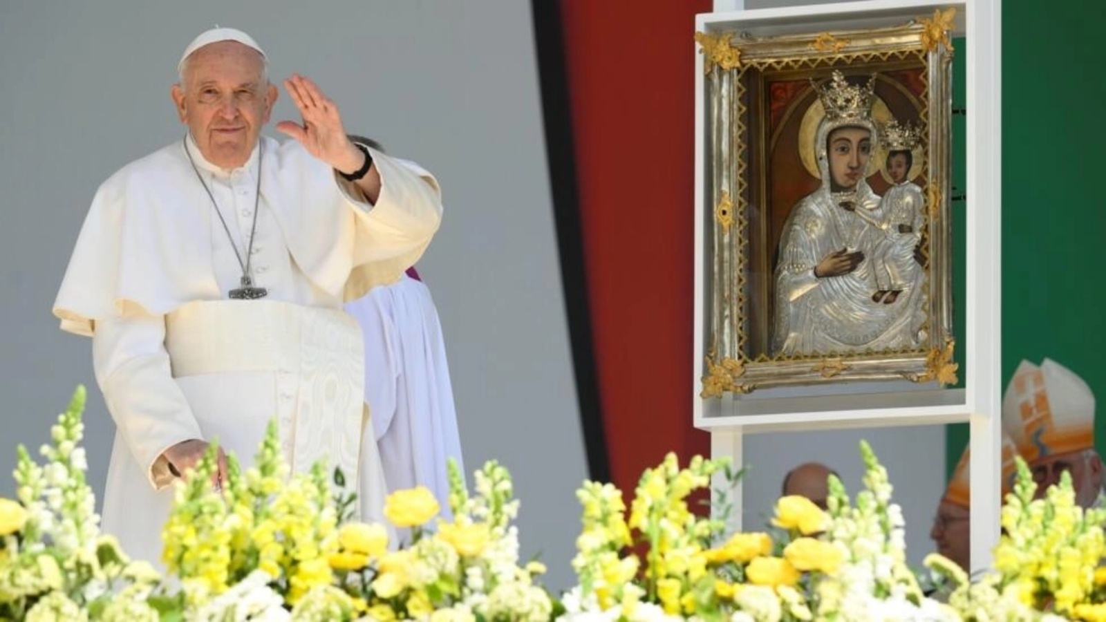 صورة وزّعتها إدارة الإعلام في الفاتيكان في 30 أبريل 2023، للبابا فرانسيس أثناء احتفاله بالقدّاس في بودابست خلال اليوم الأخير من زيارته إلى المجر التي استمرّت ثلاثة أيام 