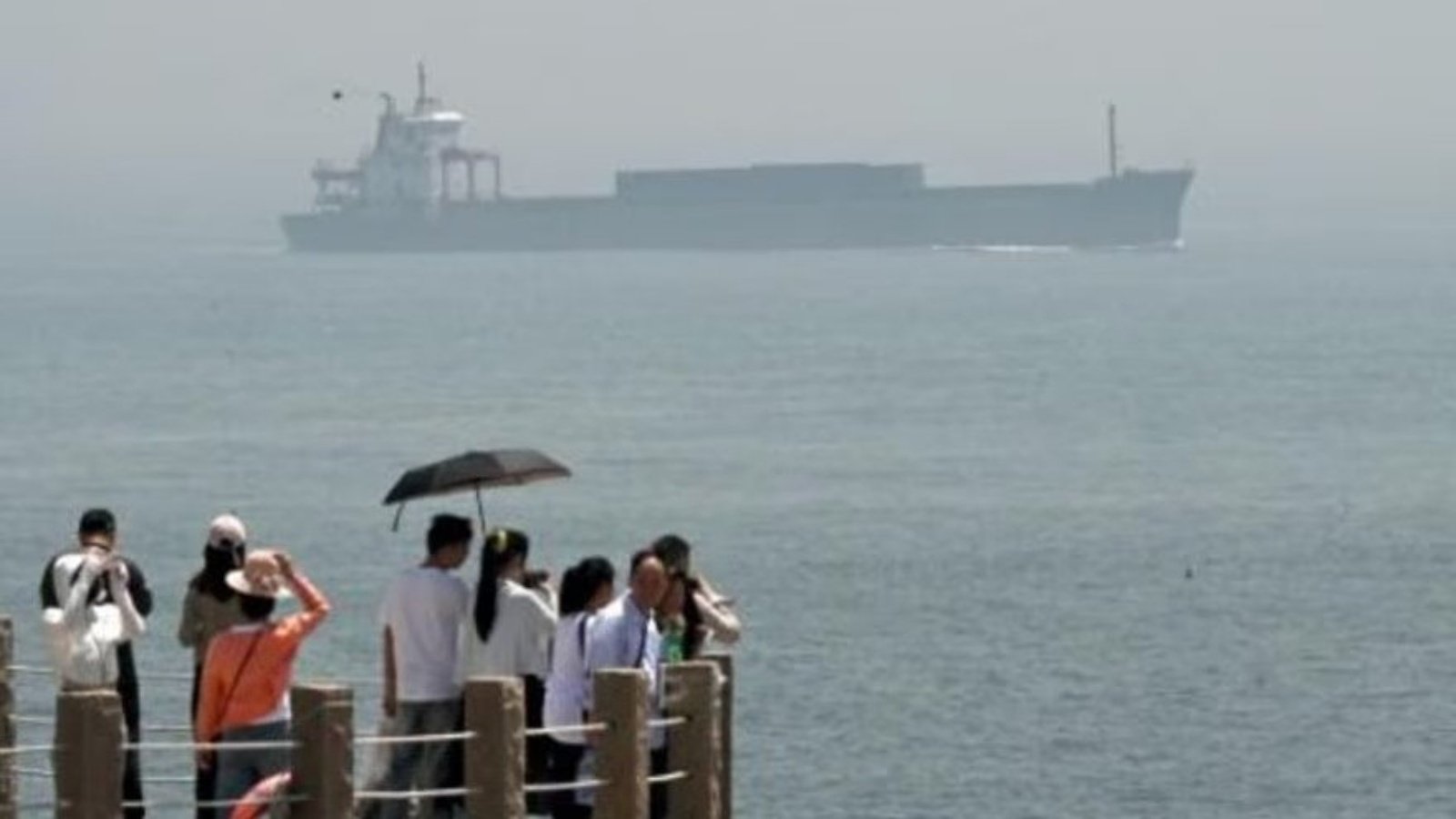 سفينة شحن تعبر مضيق تايوان عند جزيرة بنغتان، اقرب نقطة في الصين الى تايوان في اقليم فوجيان الصيني بجنوب شرق البلاد في 16 أبريل 2023