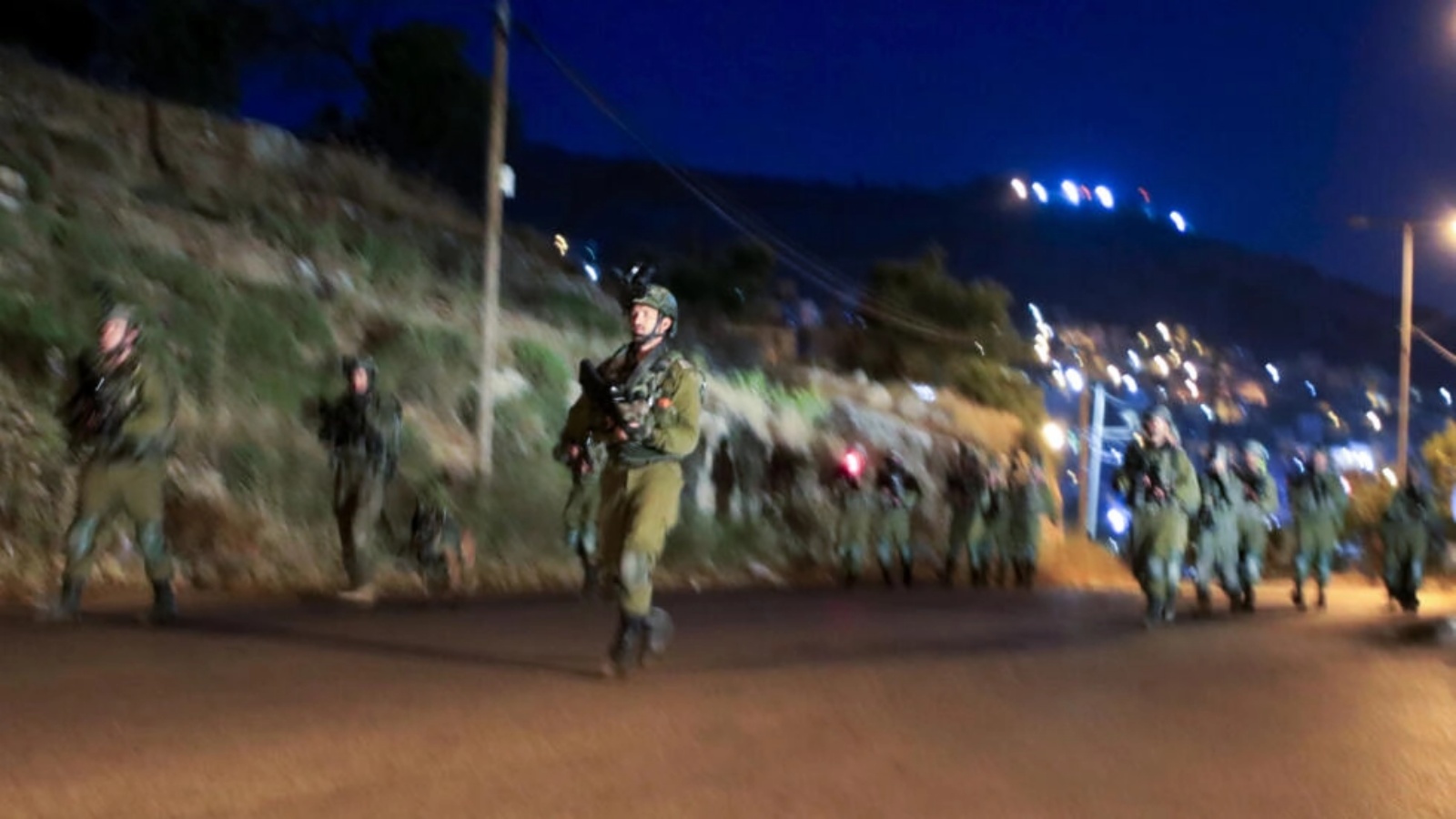 جنود إسرائيليون يغادرون بعد عملية في مخيم بلاطة قرب نابلس بالضفة الغربية المحتلة، في ساعة مبكرة الإثنين 22 مايو 2023