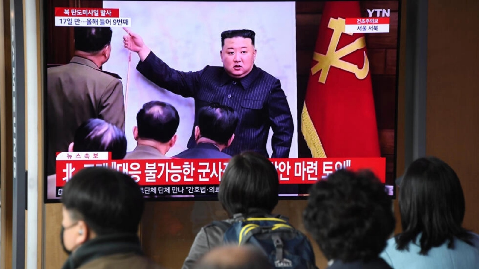 شاشة تلفزيون تعرض بثًا إخباريًا مع ملف لقطات للزعيم الكوري الشمالي كيم جونغ أون، في محطة سكة حديد في سيول في 13 أبريل 2023