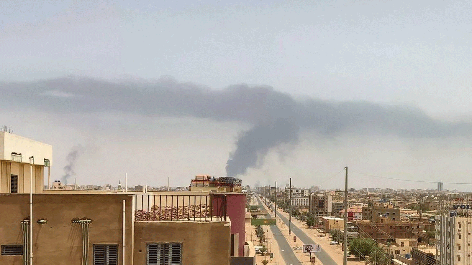 أعمدة الدخان تتصاعد في الأفق في منطقة شرق الخرطوم مع استمرار القتال بين الجيش السوداني وقوات الدعم السريع