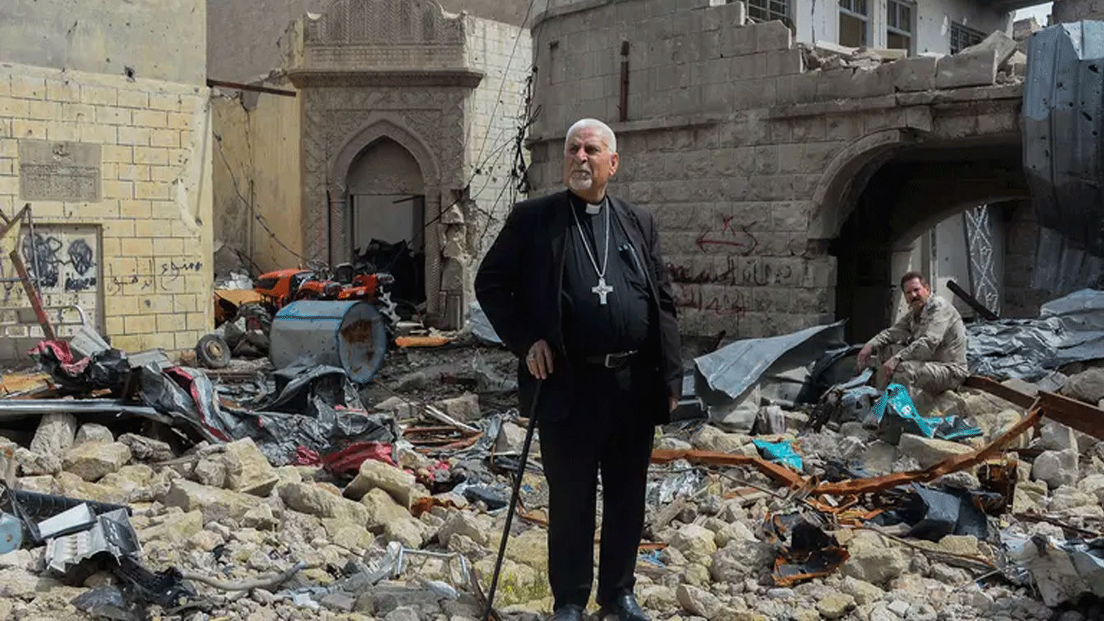 الأب السرياني الكاثوليكي جون بطرس موشي يقف في أنقاض كنيسة الطاهرة في الموصل، 29 نيسان\ابريل 2018