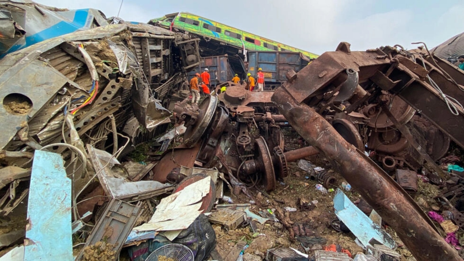 فرق الانقاذ تبحث عن ناجين في موق كارثة تصادم ثلاثة قطارات قرب بالاسور على بعد 200 كلم عن عاصمة الولاية بوبانسوار في 3 يونيو 2023 