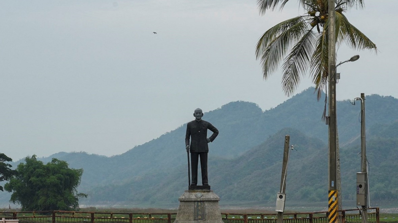 تمثال للرئيس التايواني الراحل شيانغ كاي شيك على ضفة خزان تسنغوين في مقاطعة تشيايي 13 مايو 2023
