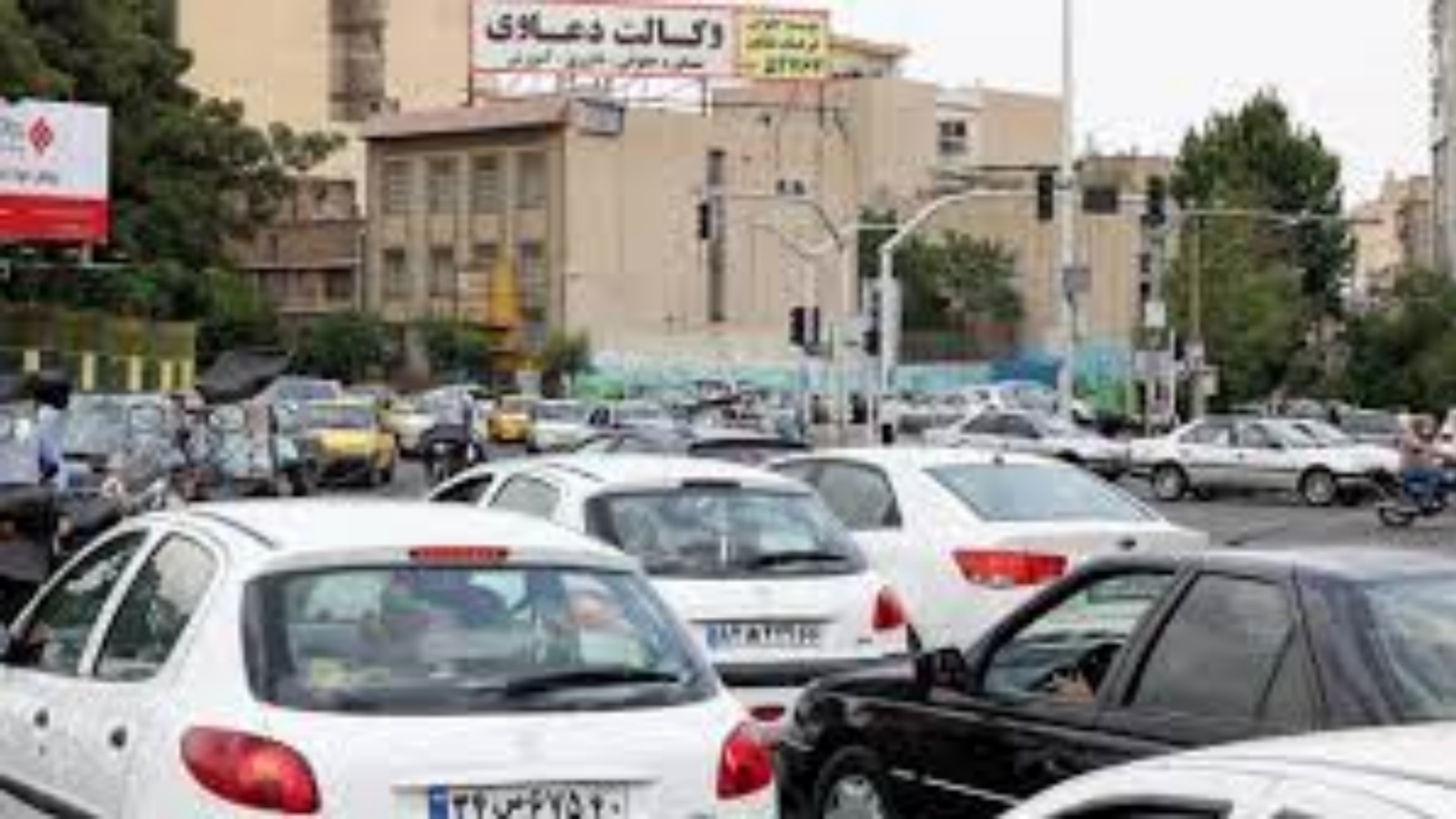 سيارات تنتظر عند تقاطع مروري في العاصمة الإيرانية طهران في 23 مايو 2023