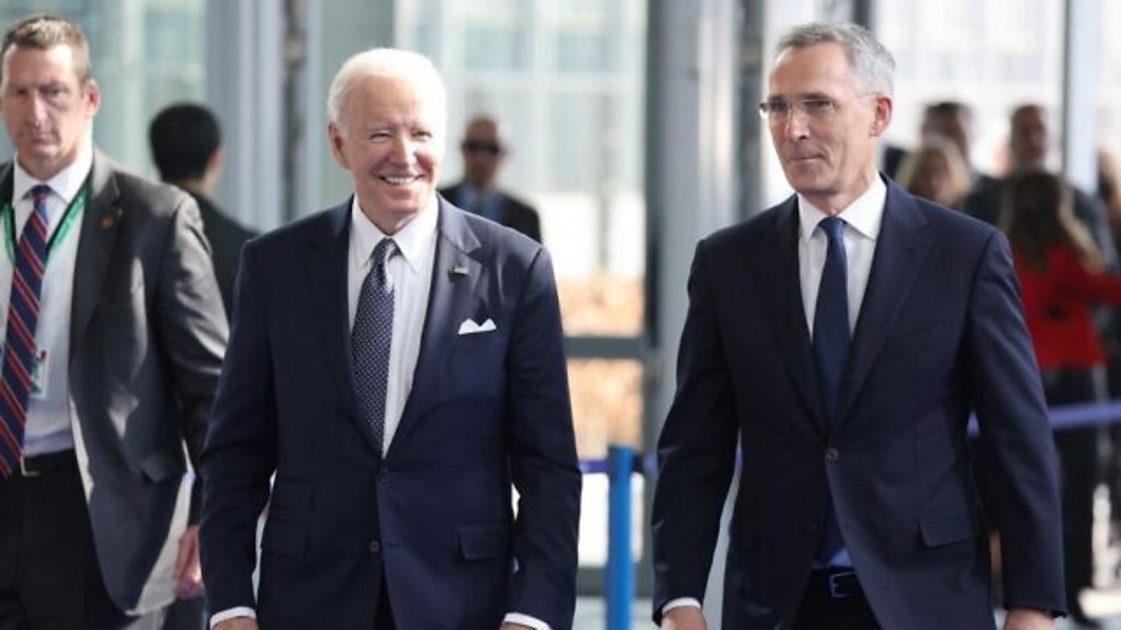 الرئيس الأميركي جو بايدن (إلى اليسار) والأمين العام لحلف الناتو ينس ستولتنبرغ (يمين) يصلان قبل قمة الناتو غير العادية في مقر الناتو في بروكسل في 24 مارس 2022