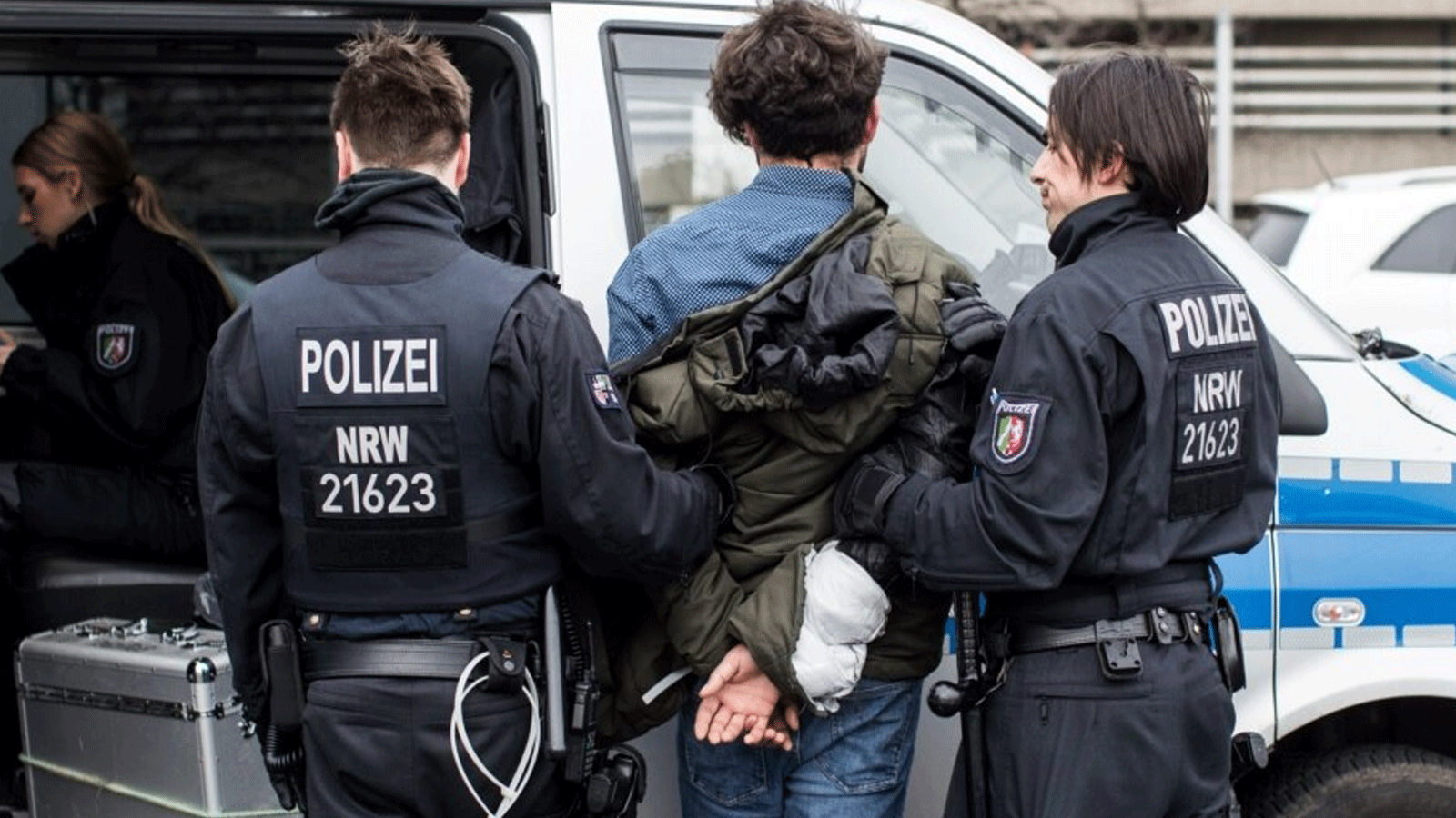 الشرطة الألمانية تعتقل متظاهرًا في أعقاب اشتباكات بين المتظاهرين المؤيدين للأكراد والأتراك في مطار دوسلدورف