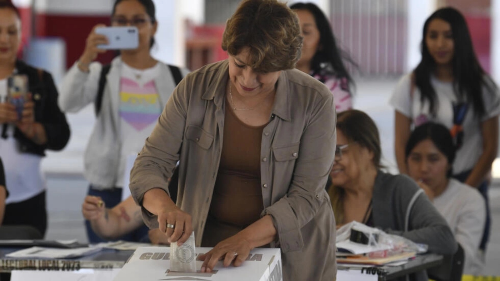 دلفينا غوميز تدلي بصوتها في مدينة تكسكوكو بتاريخ 4 يونيو 2023 