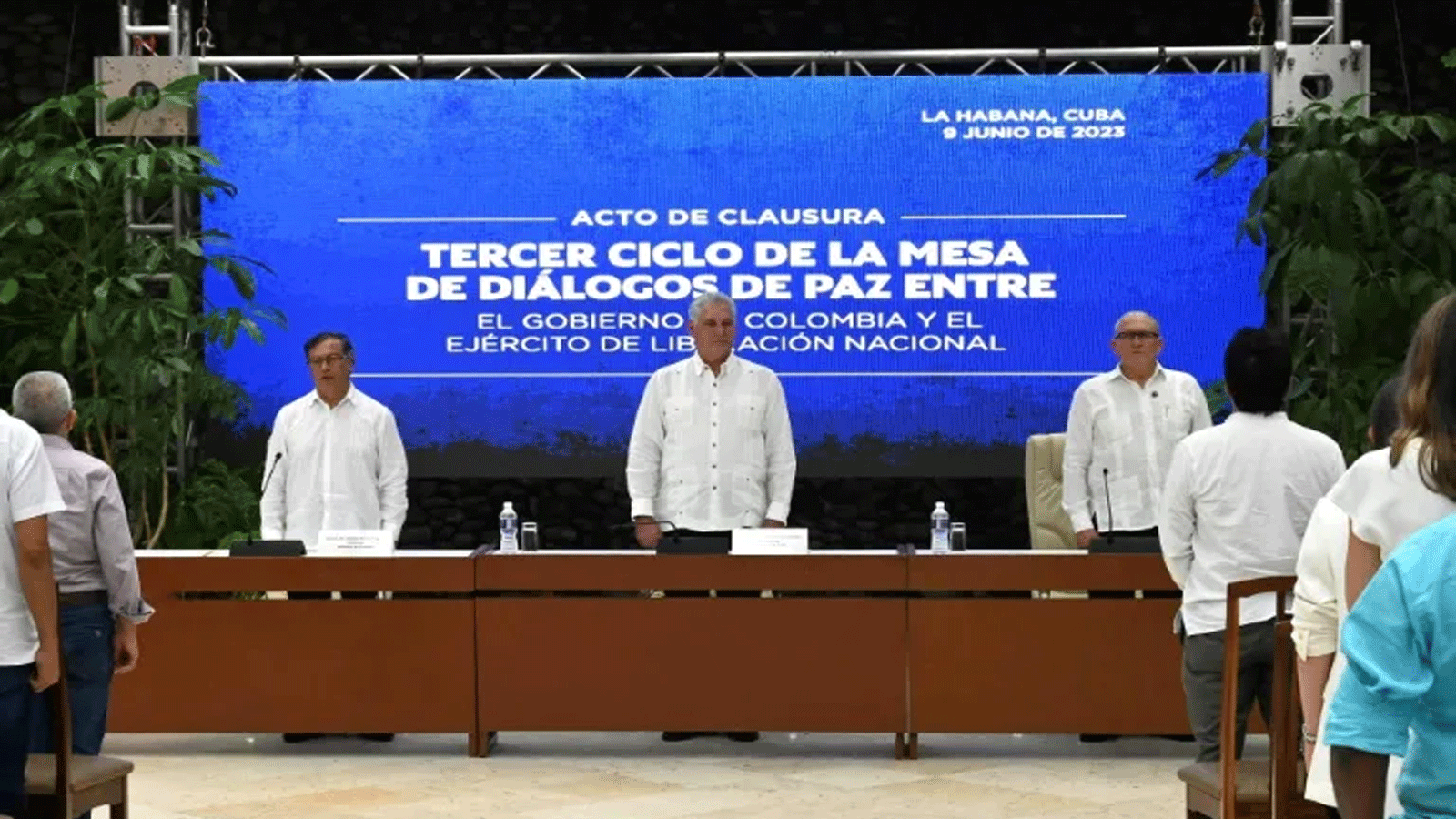 التوقيع على اتفاق لوقف إطلاق النار بحضور الرئيس الكولومبي غوستافو بيترو (يسار) وزعيم جيش التحرير الوطني أنطونيو غارسيا (يمين)، مع الرئيس الكوبي ميغيل دياز كانيل