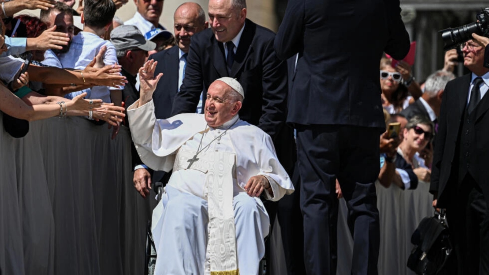 البابا فرنسيس يحيي الحضور أثناء مغادرته في نهاية لقائه العام الأسبوعي في 7 يونيو 2023 في ساحة القديس بطرس في الفاتيكان 