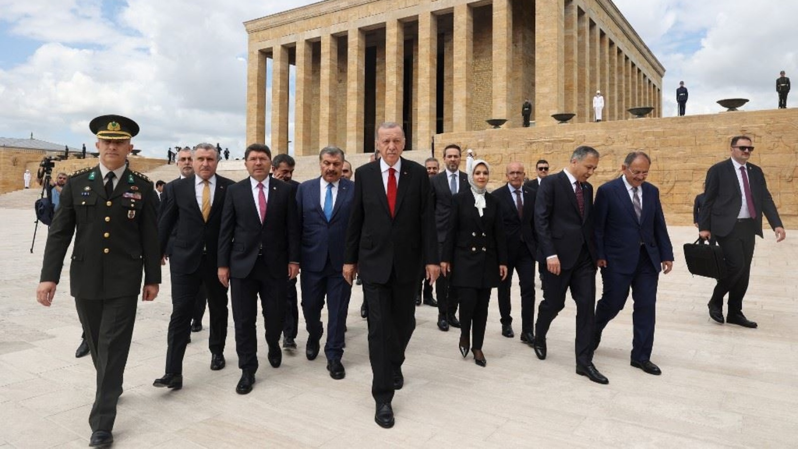 إردوغان (في الوسط) وأعضاء حكومته الجديدة يزورون أنيتكابير، ضريح أتاتورك، قبل أول اجتماع لمجلس الوزراء في أنقرة 6 يونيو 2023