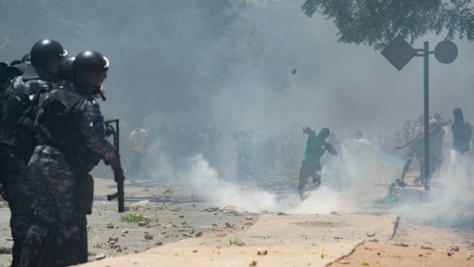 انصار المعارض السنغالي عثمان سونكو يرشقون قوات الأمن بالحجارة في العاصمة دكار في 01 يونيو 2023